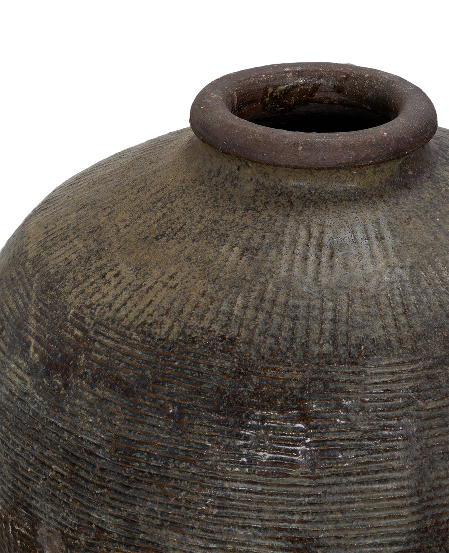 Close-up of vintage Chinese Willow Jar's rough-textured, brown ceramic rim and body.