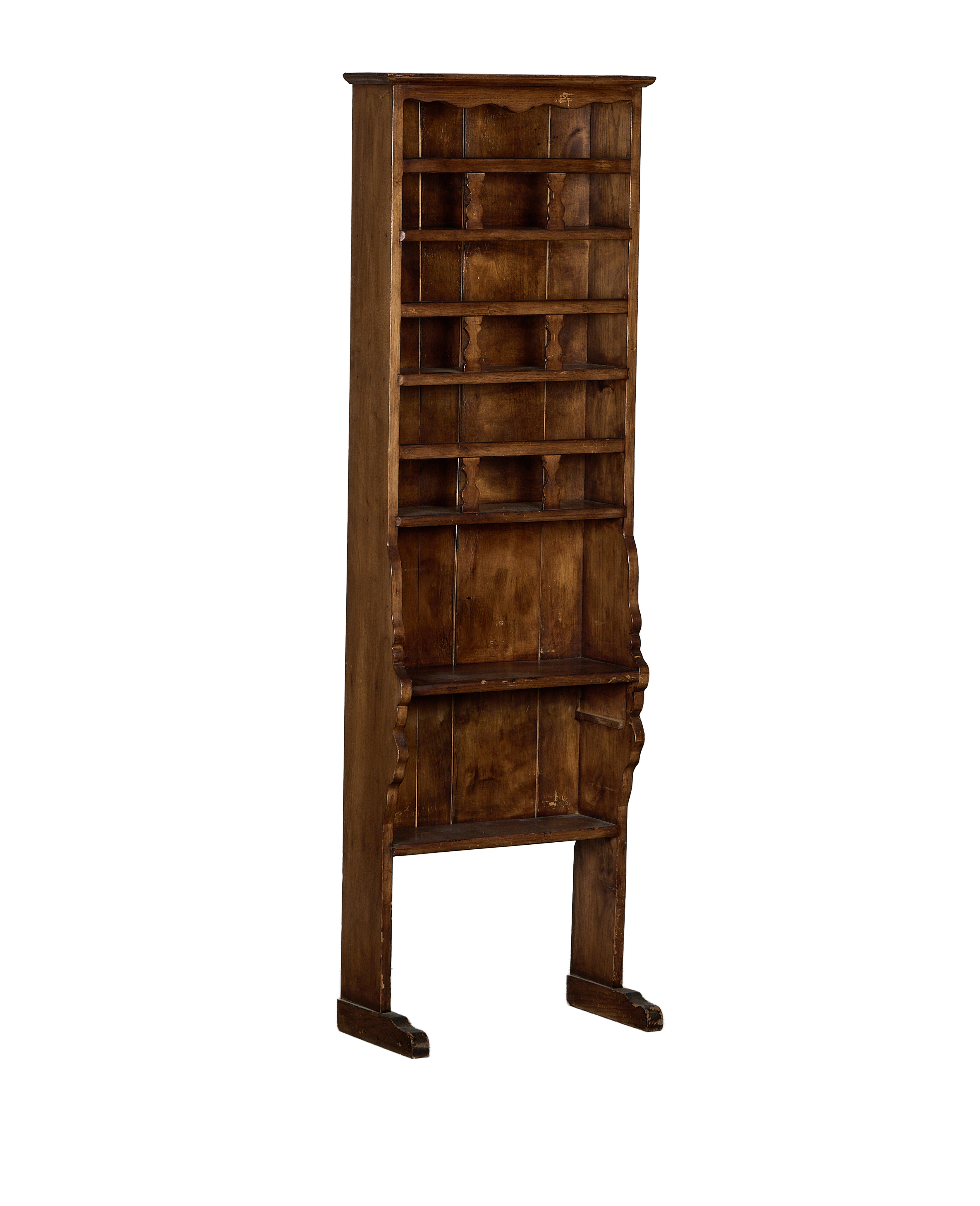 Vintage French oak dish shelf, full view showing detailed scalloped upper edge and plate rails.