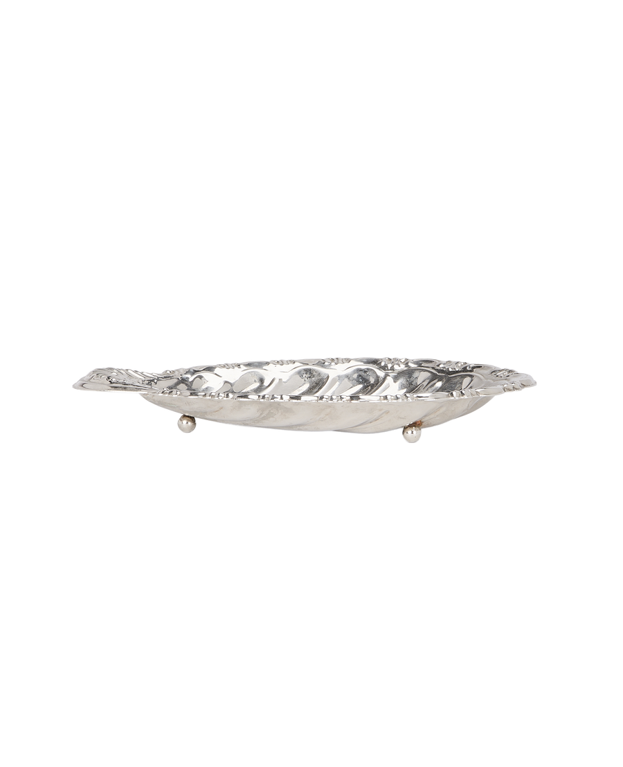 Vintage silver shell vide poche, elegant side view highlighting tripod feet.